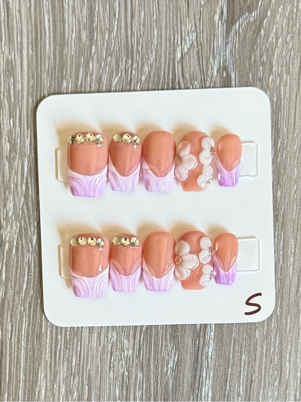 Light Purple Floral Press-On Nail Set with Gold Rhinestones